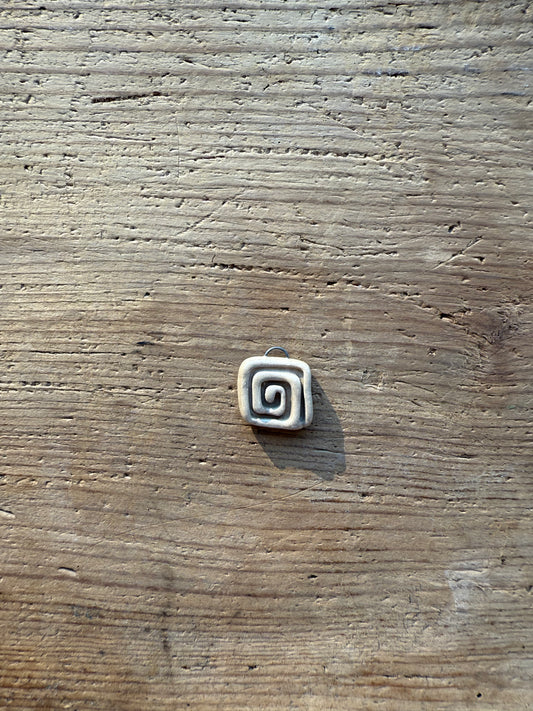 Ciondolo spirale quadrato